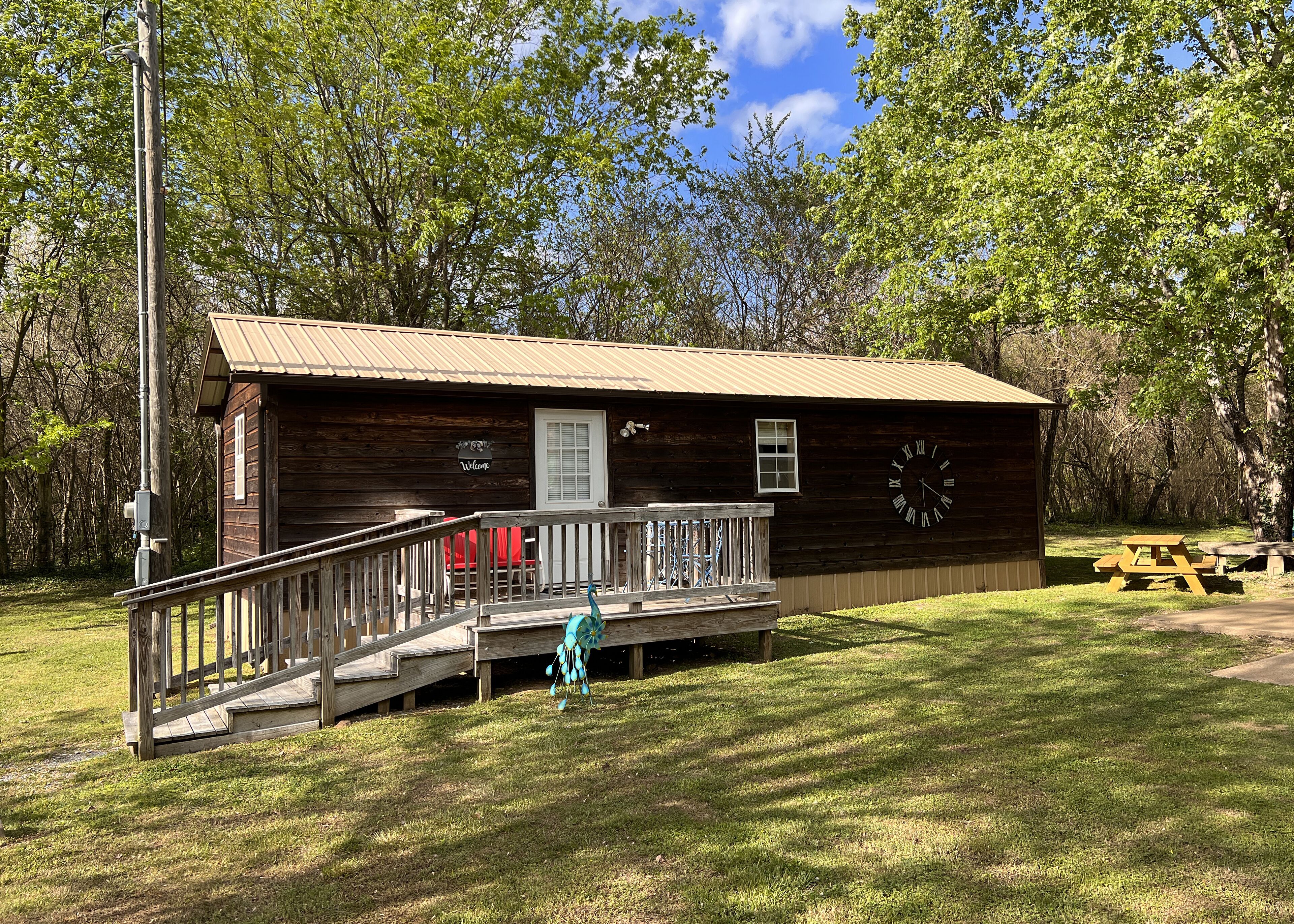 Cozy cottage near Music City USA w/writing desk and fire pit and deck.