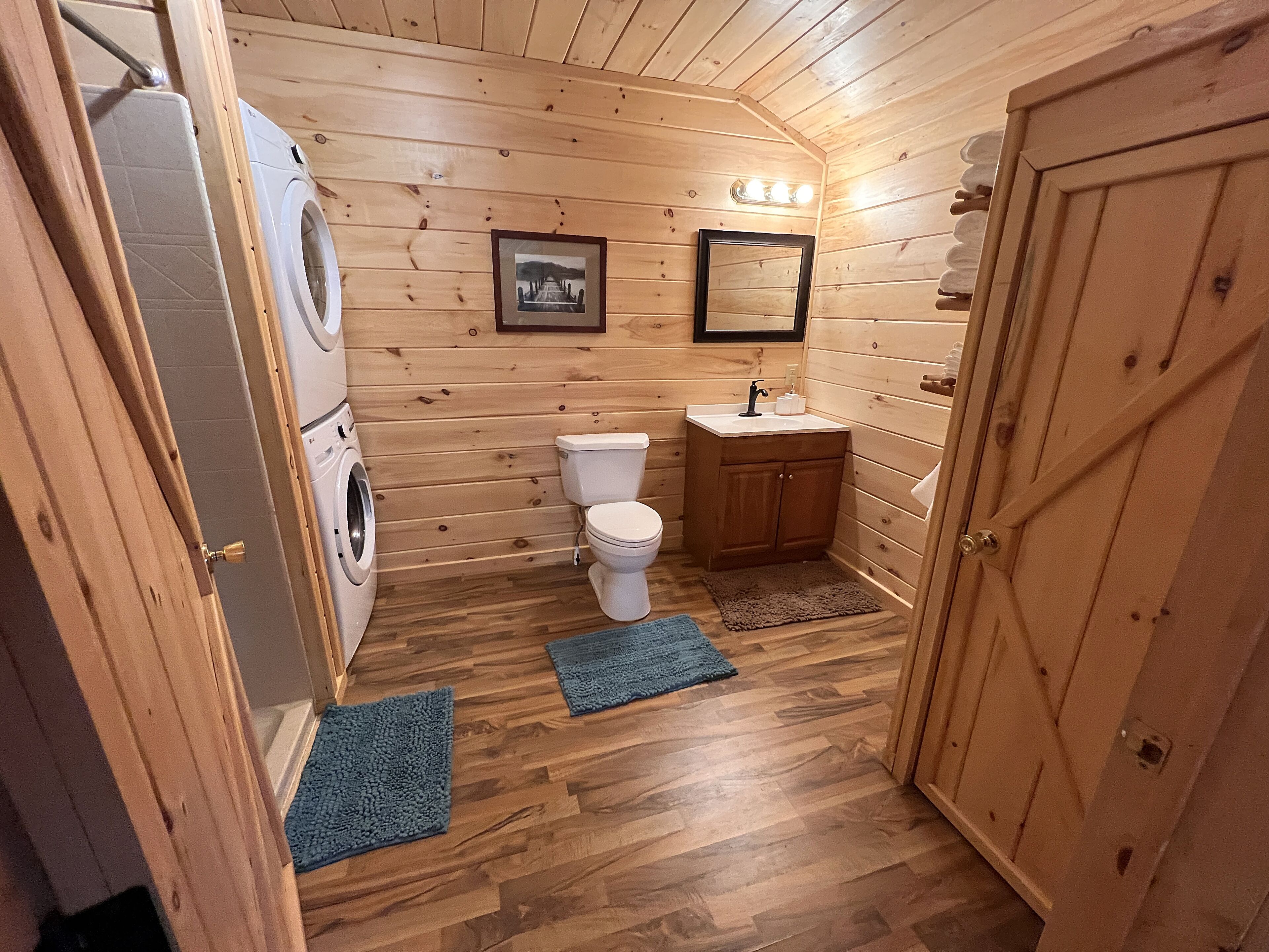 Cozy cottage near Music City USA w/writing desk and fire pit and deck.