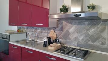 Refrigerador, horno, parrilla de estufa y cafetera y tetera