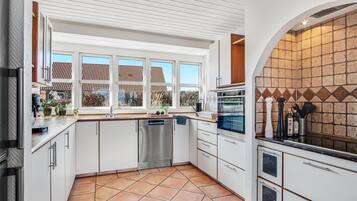 Refrigerador, horno, placa de cocina, lavavajillas