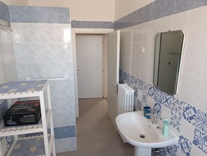 Douche, sèche-cheveux, bidet