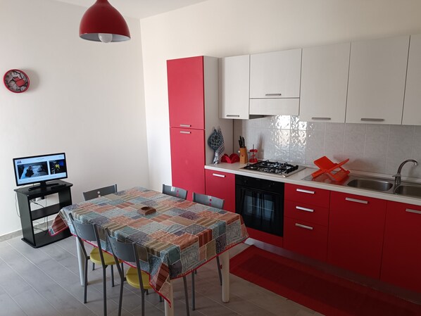 Kühlschrank, Ofen, Herdplatte, Wasserkocher mit Kaffee-/Teezubehör