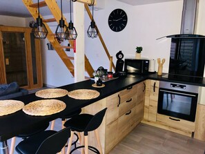 Kjøleskap, mikrobølgeovn, ovn og kokeplater