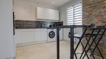 Een magnetron, een oven, een vaatwasser