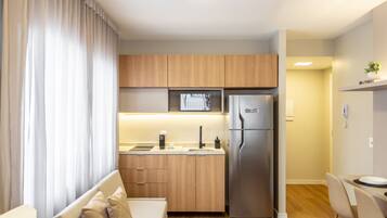 Estúdio, 1 cama de casal e sofá-cama | Cozinha privada | Geladeira grande, micro-ondas, cooktop, máquina de café expresso
