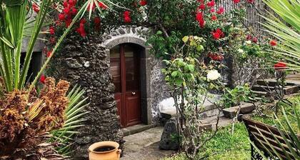 A Sicilian guesthouse with Pool on Mt. Etna, perfect for Families & Groups/x16p.