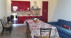Fridge, oven, stovetop, coffee/tea maker