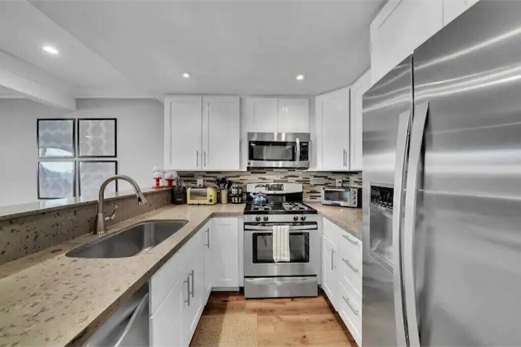 Across the street from Disney/Pool/Free Parking