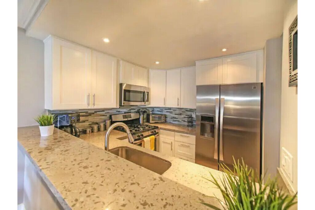 Across the street from Disney/Pool/Free Parking