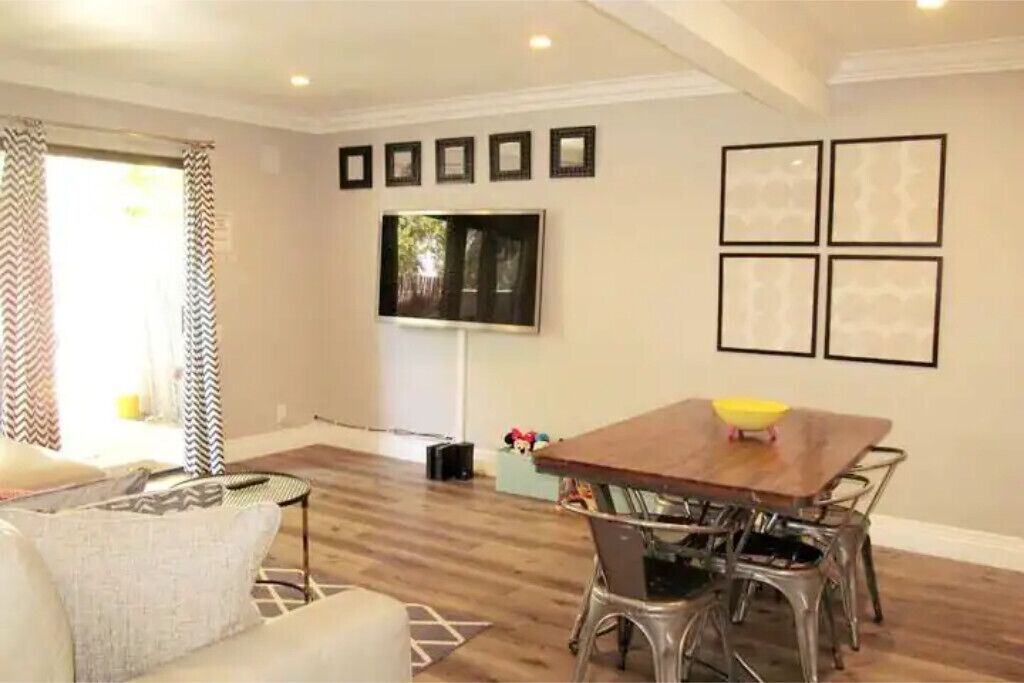 Across the street from Disney/Pool/Free Parking