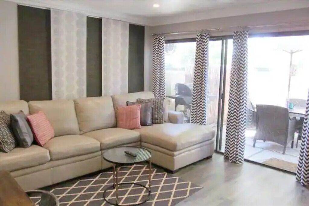 Across the street from Disney/Pool/Free Parking