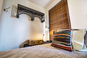 4 chambres, bureau, fer et planche à repasser, lit parapluie