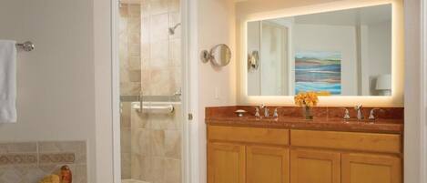 Sèche-cheveux, serviettes fournies, savon, shampoing