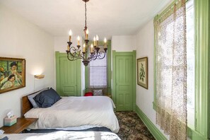 3 habitaciones, escritorio y tabla de planchar con plancha 