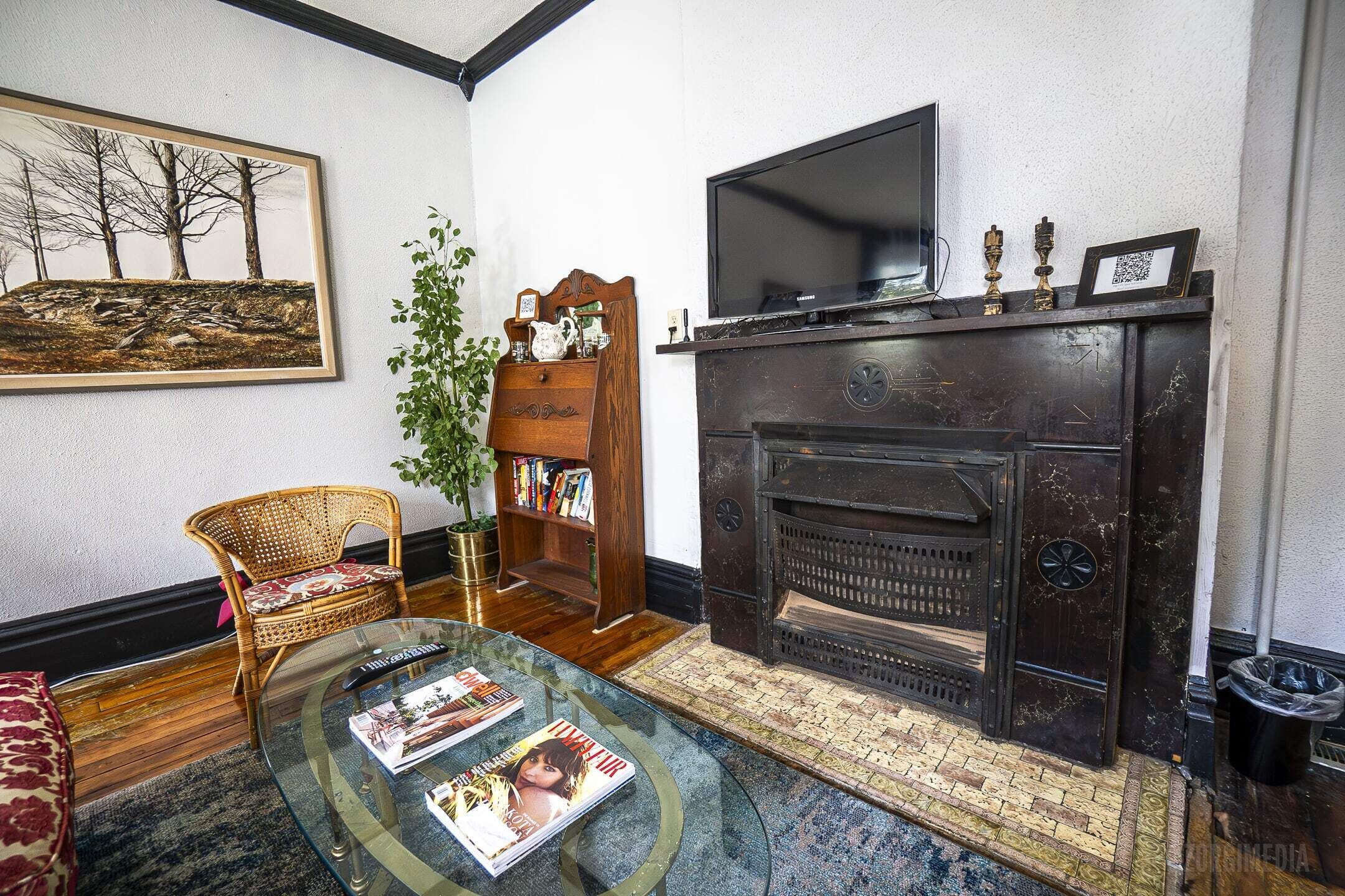 Una televisión, una oficina