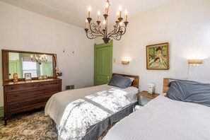 3 bedrooms, desk, iron/ironing board, travel crib - Historic 3 Bed Apartment - Unique Experience (Homestead)