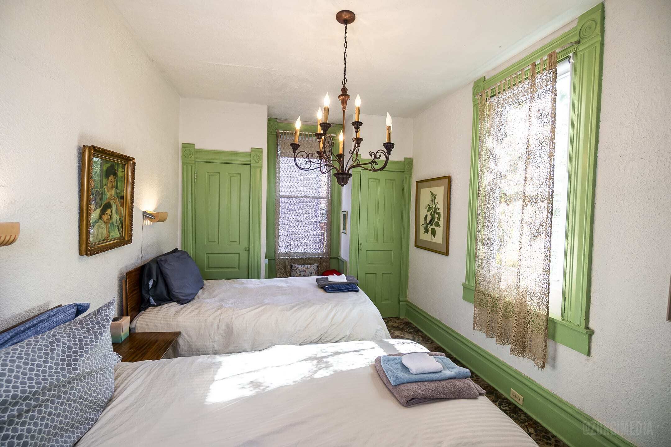 3 dormitorios, escritorio, tabla de planchar con plancha y cuna de viaje