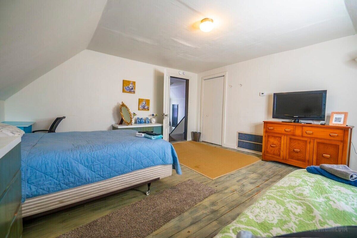 2 slaapkamers, een bureau, een strijkplank/strijkijzer, reisbedje