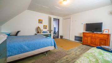 2 slaapkamers, een bureau, een strijkplank/strijkijzer, reisbedje