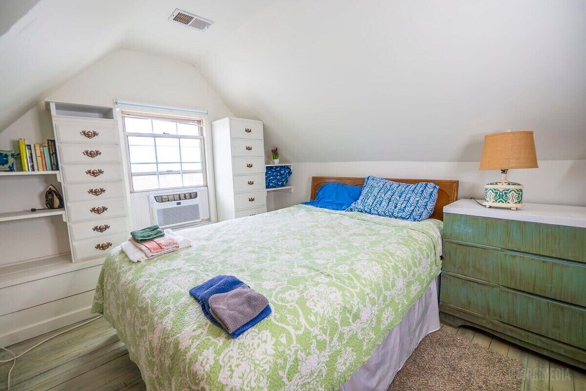 2 habitaciones, escritorio y tabla de planchar con plancha 