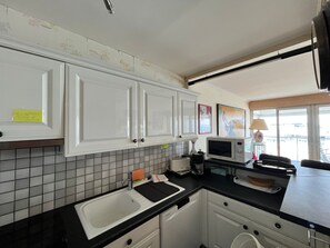 Fridge, microwave, oven, stovetop - Appartement port maria vue mer (QUIBERON)