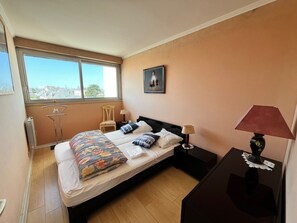 1 bedroom, iron/ironing board, travel crib, WiFi