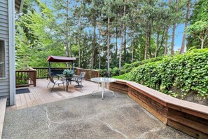 Outdoor dining - Cheerful 3500sf house with amazing view (Newcastle)