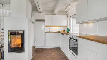 Køleskab, kogeplade, opvaskemaskine, kaffe-/temaskine