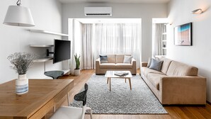1 Bedroom Apartment Superiour (Bazel #47 St.) | Oppholdsområde | En 55-tommers LCD-TV med digitale kanaler samt TV og Netflix