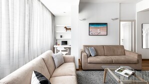 1 Bedroom Apartment Superiour (Bazel #47 St.) | Oppholdsområde | En 55-tommers LCD-TV med digitale kanaler samt TV og Netflix