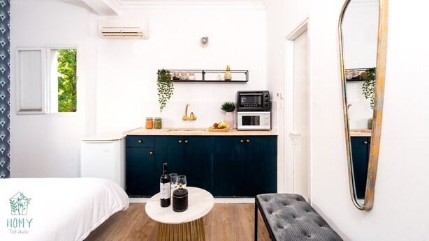 Studio Apartment (Dizengoff #154 St.) | 1 soverom, dundyner, skrivebord og blendingsgardiner