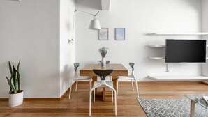 1 Bedroom Apartment Superiour (Bazel #47 St.) | Oppholdsområde | En 55-tommers LCD-TV med digitale kanaler samt TV og Netflix