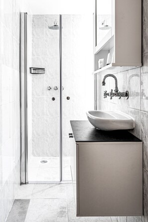 Studio Apartment (Dizengoff #154 St.) | Bathroom
