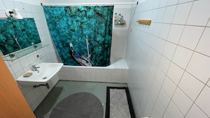 Basic-Doppel- oder -Zweibettzimmer, Nichtraucher, Gemeinschaftsbad | Badezimmer