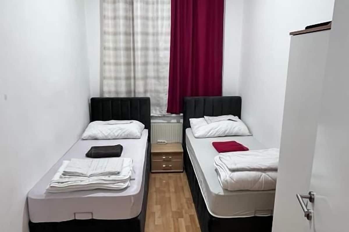 Eenvoudige kamer, 1 twee- of 2 eenpersoonsbedden, niet-roken, gedeelde badkamer | Gratis wifi, beddengoed