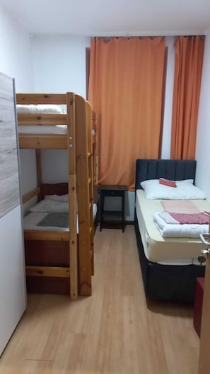 Basic-Doppel- oder -Zweibettzimmer, Nichtraucher, Gemeinschaftsbad