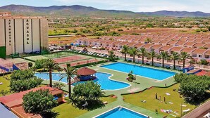 A hotel with multiple swimming pools, a tennis court, and a view of the surrounding landscape. - Cozy apartment in Peníscola with house sea view (Peníscola)