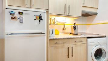 Een koelkast, een oven, een kookplaat, een vaatwasser