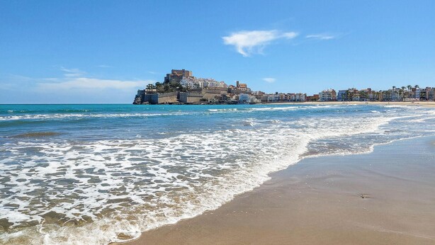 A coastal town with a prominent castle-like structure on a cliff overlooking the sea. - Cozy apartment in Peníscola with house sea view (Peníscola)