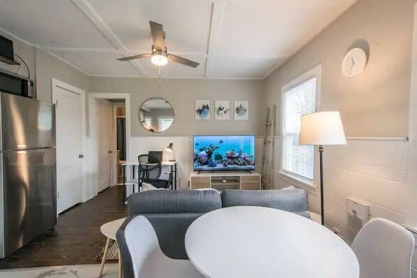 Interior - The Green Door Cottage (Hendersonville)