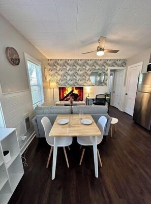 Dining - The Yellow Door Cottage (Hendersonville)
