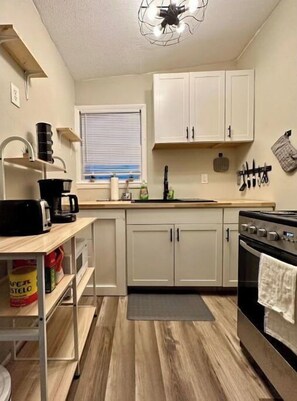 Jääkaappi, mikroaaltouuni, uuni, liesi