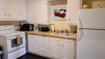 Een koelkast, een magnetron, een oven, een kookplaat