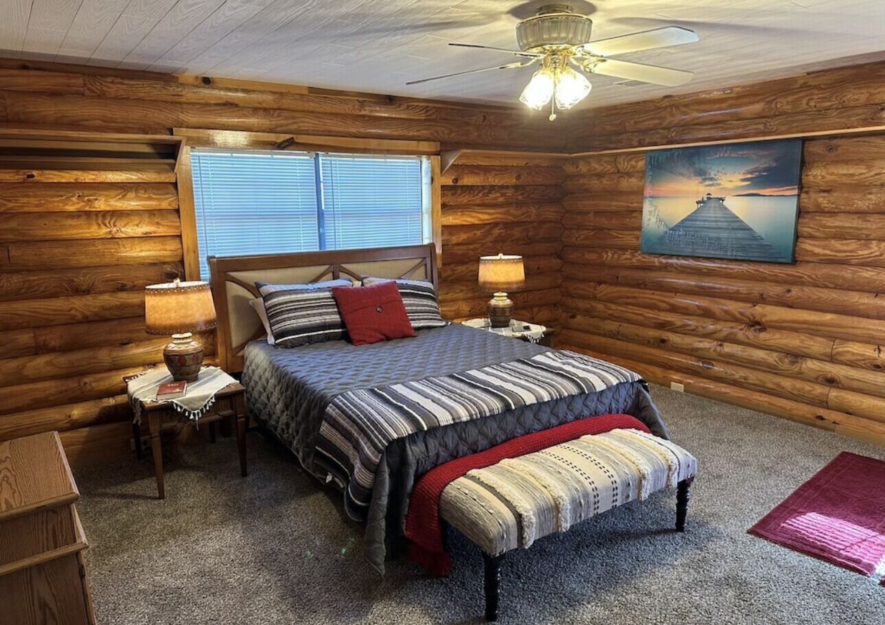 Indian Cove Retreat WATER FRONT
Tennessee style Log Cabin near beautiful beaches