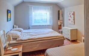 1 bedroom, travel cot, free WiFi, bed sheets