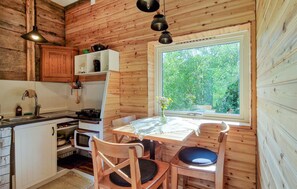 Kühlschrank, Mikrowelle, Herdplatte, Wasserkocher mit Kaffee-/Teezubehör