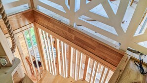 Un intérieur en bois avec un plafond en pente et une vue sur l’extérieur.