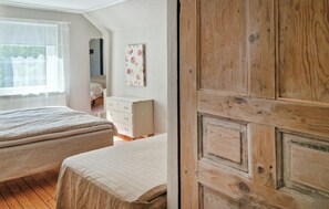 1 bedroom, travel cot, free WiFi, bed sheets