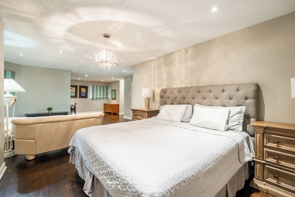 6 habitaciones, tabla de planchar con plancha y cuna de viaje