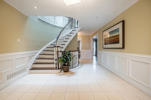 Spacious Beautiful House in Mississauga, 15 minutes from Toronto PRIME LOCATION!